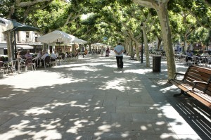 The Paseo Cortes de Aragón is a lovely place to stroll, sit on a bench, or dine "al fresco"!